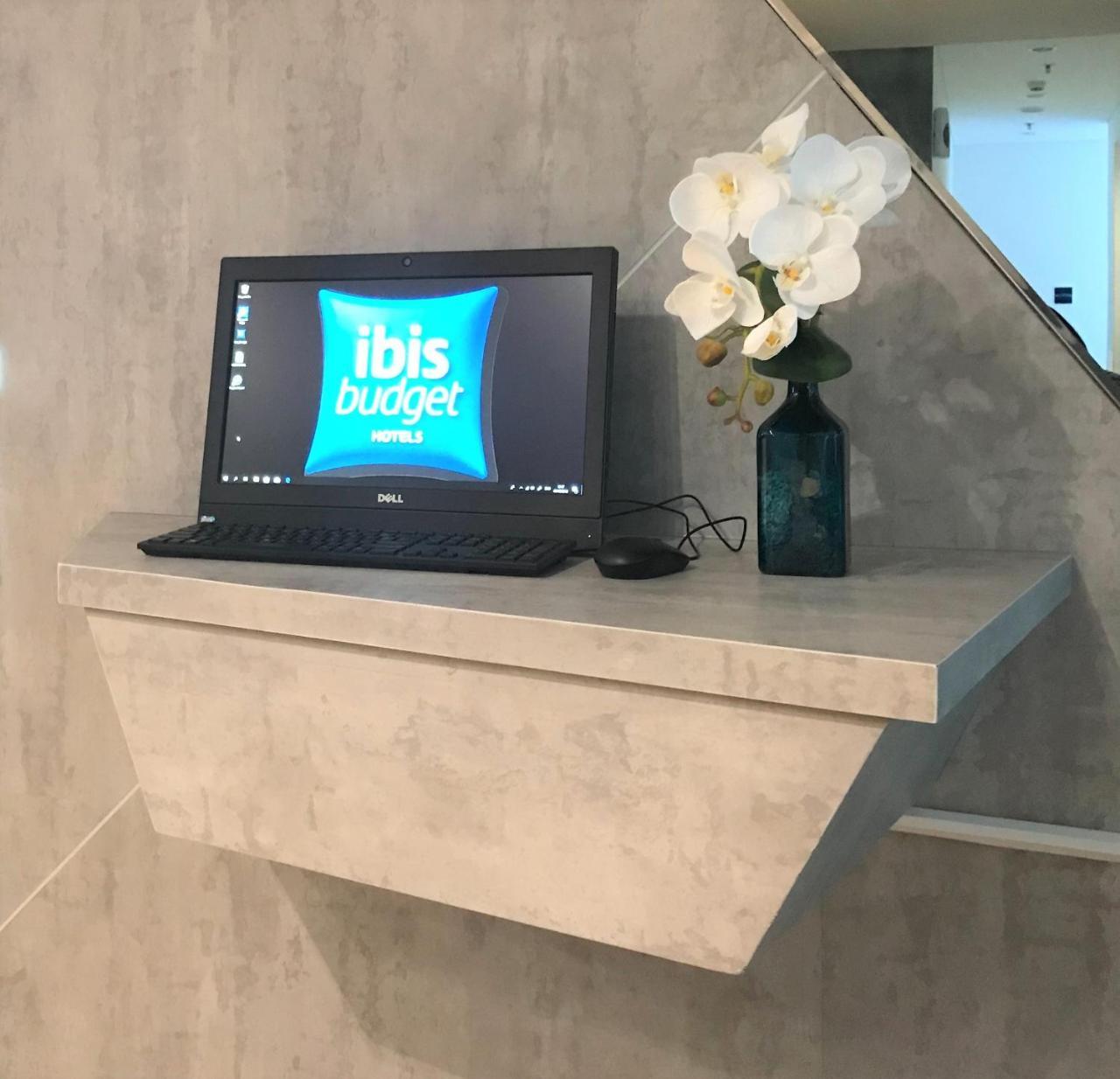 Ibis Budget Surabaya Diponegoro Esterno foto