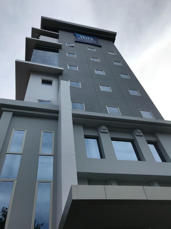 Ibis Budget Surabaya Diponegoro Esterno foto